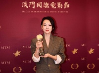 章子怡四封金莲花影后！与奖杯拍照心情大好