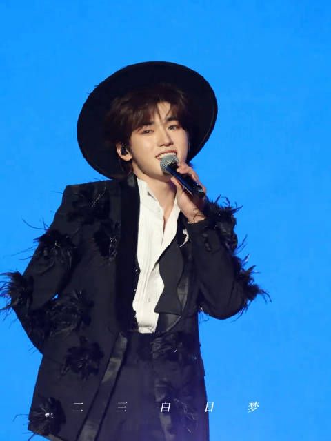 宋亚轩新音舞台风吹掉帽子的那一刻简直被舞台之神眷顾,太有神性了!