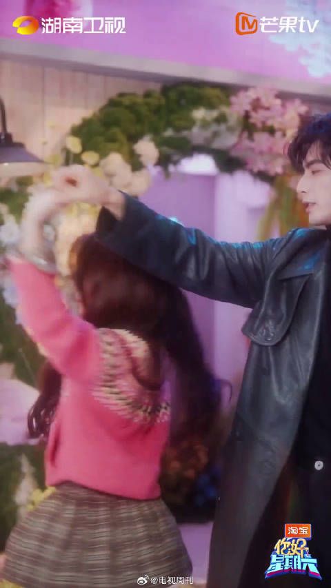 宋威龙赵今麦的翻书转场互动，甜度直接爆表，小 6 看了很难不心动！