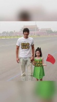 任达华55岁携女游天安门，老来得女宠溺有加