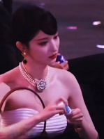 王楚然尖叫之夜抹胸礼服惊艳，台下憨态反差吸睛