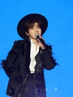 宋亚轩新音舞台风吹掉帽子的那一刻简直被舞台之神眷顾，太有神性了！