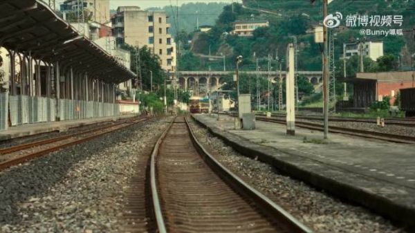 杨文远卧轨被曲梦金球所救,二人相互唤醒