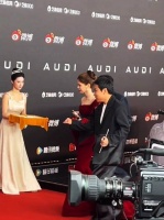 杨超越红黑拼接礼服亮相红毯，曳地红裙尽显优雅