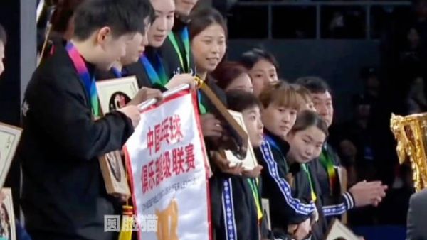 “向队友连声说,你们拿奖杯”