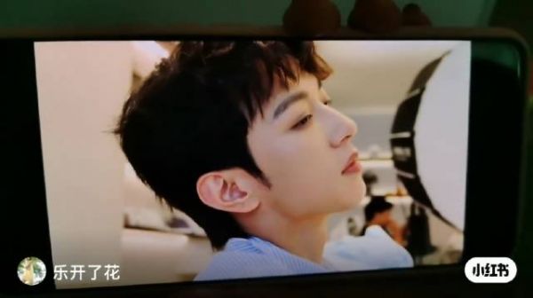 这又是什么？我怎么没见过，这是老爸在帮老妈拍照呢？