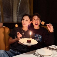 郑希怡为关智斌庆生！两人搞怪自拍超欢乐