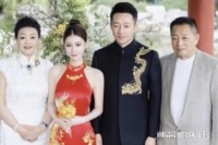 汪小菲马筱梅带子女台北聚餐， 桌上摆着帝王蟹和蜡烛，太哇塞