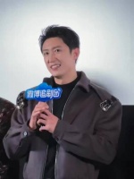 黄景瑜亮相《罚罪2》活动，肩宽造型引热议