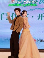 双A走秀强势登场，气场全开，直接把现场炸翻了