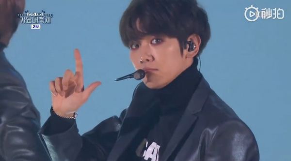 十年前的今天(151230)，EXO 在2015KBS歌谣-大祝祭节目中带来
