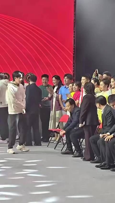 王楚钦魏桥年会,后面的舞蹈演员的嘴 比AK还难压