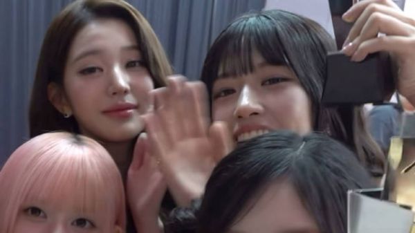 啥意思啊,一个抬手摸头一个就刚好低头让摸