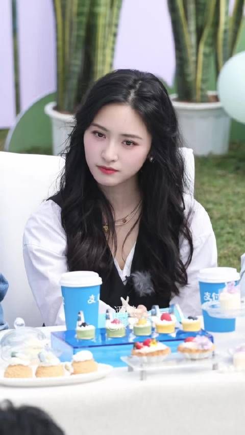 沈月笑起来真的姐感爆棚啊，姐姐