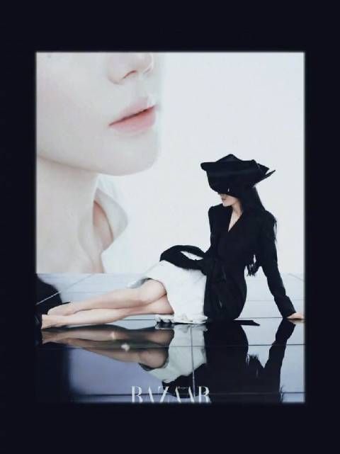 迪丽热巴七登开年封面，黑白套装碰撞印花展时尚进阶