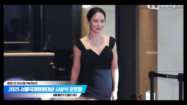 宋智孝出席首尔国际电影大赏颁奖典礼，获得最佳演员奖