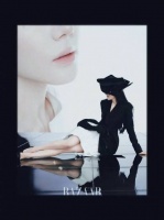 迪丽热巴七登开年封面，黑白套装碰撞印花展时尚进阶