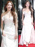 李圣经出席演技大赏，白裙简约亮相