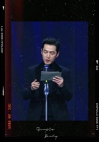 胡歌黑色西装亮相活动，状态极佳展现成熟魅力