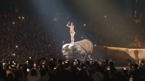 蔡依林台北巡演首场官摄曝光，踩蛇出场震撼全场