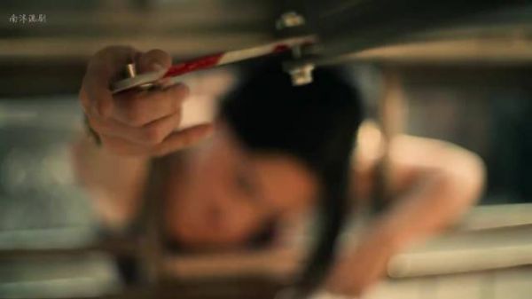 女人本想好心救出山羊，下一秒另女人后悔不已