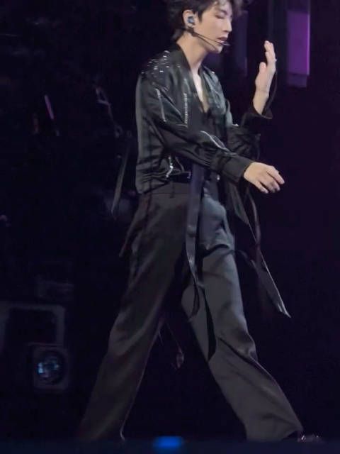 王俊凯你轻点帅！内娱全开麦唱跳top就算了，你怎么还湿身啊 这太太太犯规了