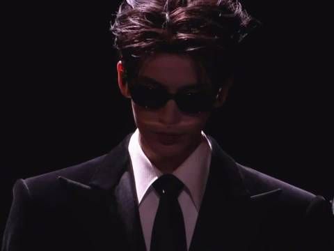 一听这个BGM就知道男模张凌赫又迈着大长腿走来了，听曲识凌帝