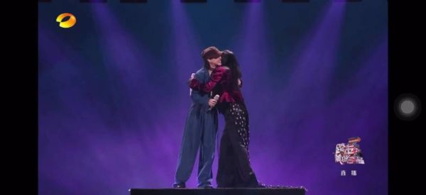 那英窦靖童拥抱了！