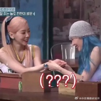 面对紧张到想吐的泫雅，泰妍竟做出如此可爱的举动