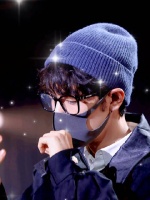 肖战亮相东方卫视跨年彩排，卷毛萌态皮衣酷帅引期待