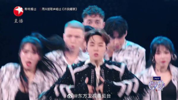 刘宪华东方卫视跨年全开麦连唱4首,嗨翻全场