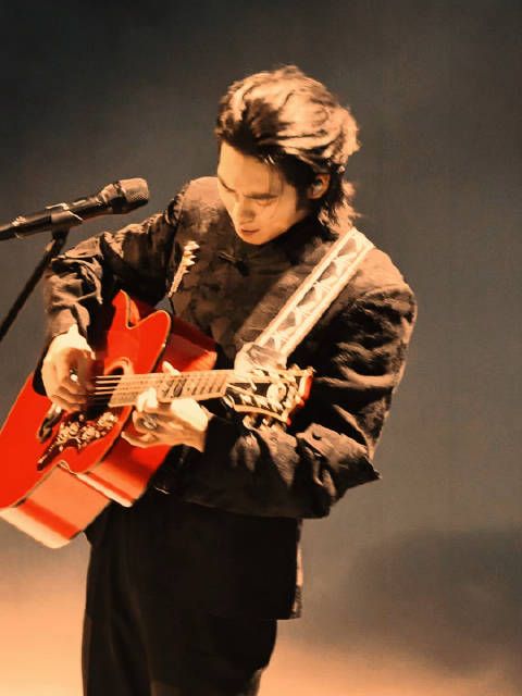 东方卫视跨年演唱会观众现场激动呐喊