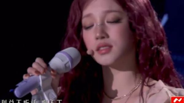 宋雨琦红发美杜莎造型亮相浙江跨年,开麦献唱《还痛吗》引爆全场
