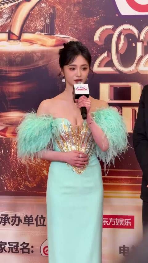 太美了,周洁琼身穿的绿色参加电视剧品质盛典,身材超棒,气质超好啊!
