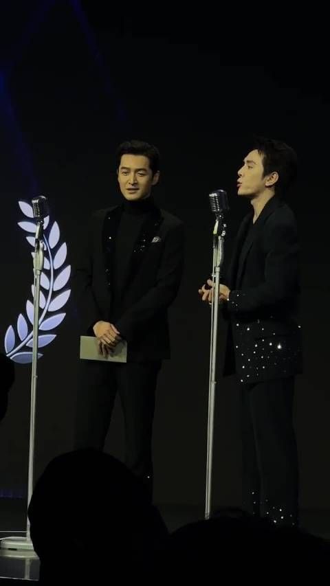 胡歌说李佳琦今天是你得奖，不要一直夸我了