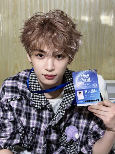 梓渝工作室发布新年祝福，演唱会造型引关注