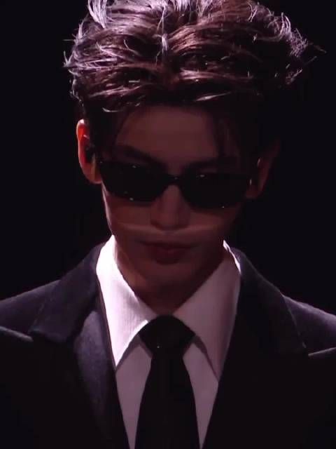 张凌赫这个走路也太有气质了吧,简直走路带风