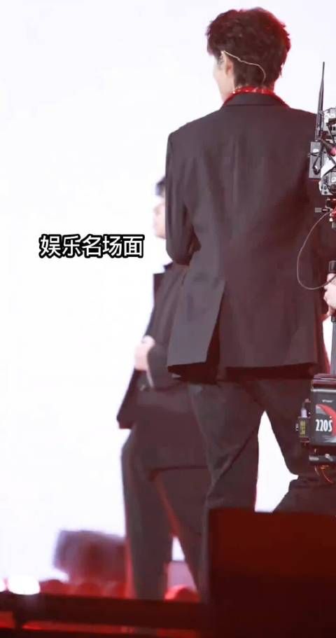 柯淳歌唱的不赖啊，柯淳扭的太帅了，痞帅痞帅的那个劲儿