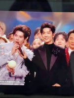 肖战跨年晚会为王安宇递话筒引热议