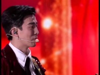 李川浙江卫视跨年晚会求婚锤娜丽莎，直播现场单膝跪地拥吻