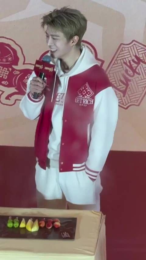 范丞丞线下展现阳光学长魅力