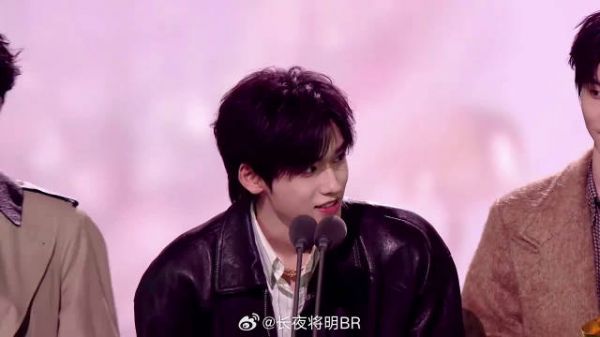 差点给贺峻霖忙坏，又主持又领奖的，采访兄弟太有梗了丨星光大赏