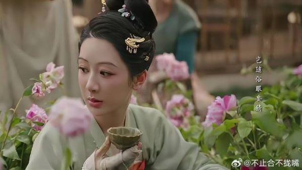 小春帮忙驱除害虫,胜意不给她水喝,何淮芳把水给她