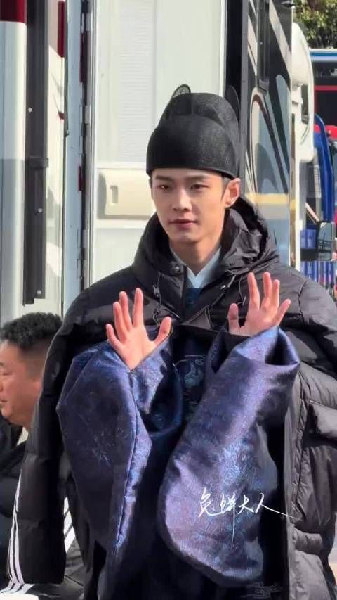 何与萧靖西路透完全是翩翩公子!哥是不是又暗爽了