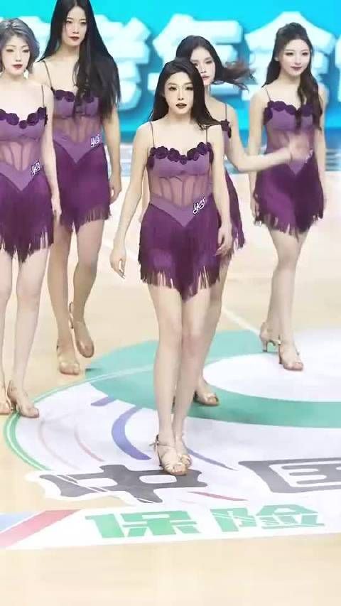 NBA啦啦队展现力量美，CBA风格引对比