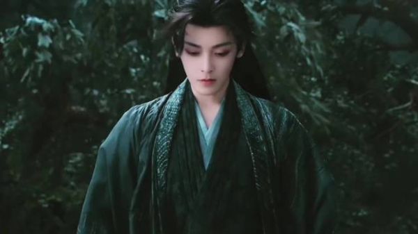 侯明昊银发黑袍演绎妖王惊艳登场