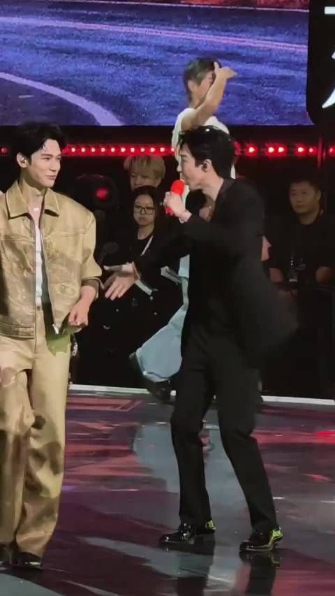 刘宇宁与地球团合体献唱星光大赏