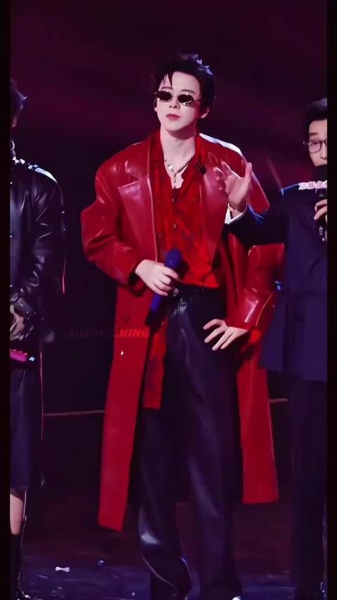 刘宇宁红色皮衣太帅了 开门红✌ @摩登兄弟刘宇宁