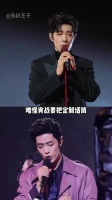 肖战跨年晚会定制话筒赠《不要回头》，与粉丝浪漫互动
