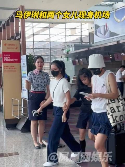 马伊琍携两女儿现身机场，母女素颜自拍显亲密